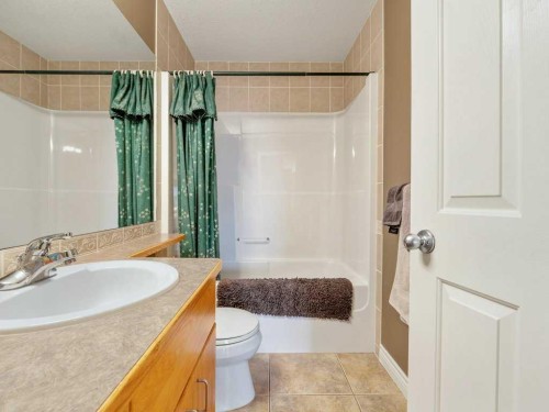 145 Canyon Close West, Lethbridge, AB - Indoor Photo Showing Bathroom
