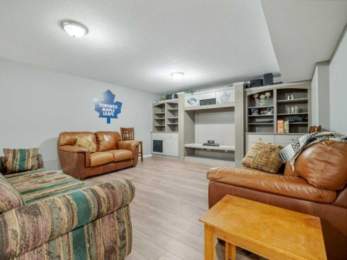 145 Canyon Close West, Lethbridge, AB - Indoor Photo Showing Living Room