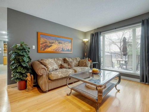 145 Canyon Close West, Lethbridge, AB - Indoor Photo Showing Living Room