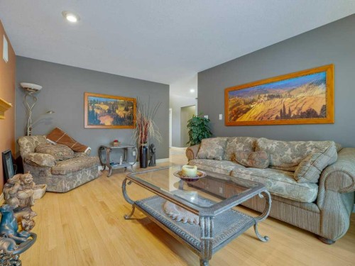 145 Canyon Close West, Lethbridge, AB - Indoor Photo Showing Living Room