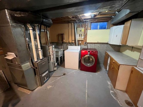 88 Cayuga Crescent West, Lethbridge, AB - Indoor Photo Showing Laundry Room