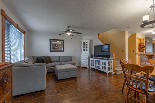 583 8 Avenue West, Cardston, AB - Indoor Photo Showing Living Room