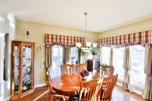 25 S 50 W, Raymond, AB - Indoor Photo Showing Dining Room