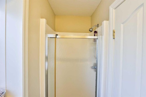 25 S 50 W, Raymond, AB - Indoor Photo Showing Bathroom