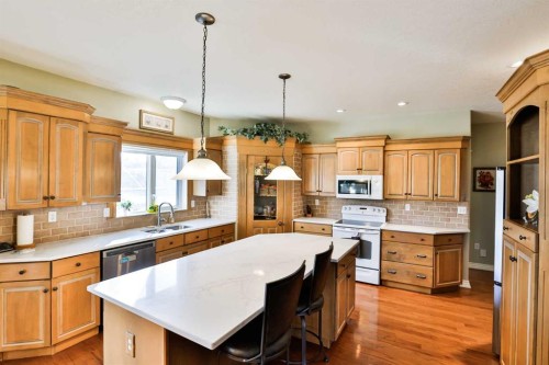 25 S 50 W, Raymond, AB - Indoor Photo Showing Kitchen