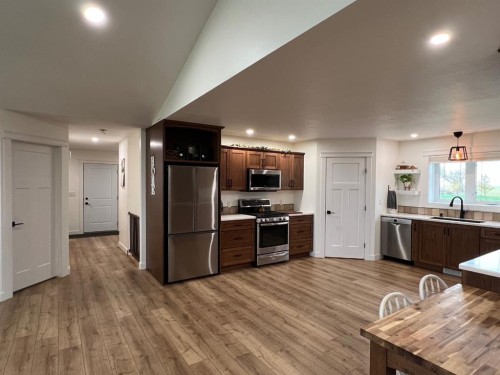 92008 Range Road 195, Rural Lethbridge County, AB - Indoor Photo Showing Kitchen