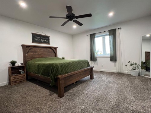 92008 Range Road 195, Rural Lethbridge County, AB - Indoor Photo Showing Bedroom