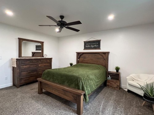 92008 Range Road 195, Rural Lethbridge County, AB - Indoor Photo Showing Bedroom