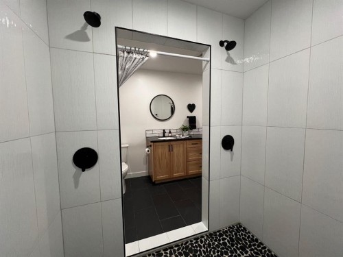 92008 Range Road 195, Rural Lethbridge County, AB - Indoor Photo Showing Bathroom