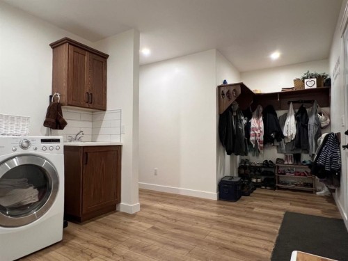 92008 Range Road 195, Rural Lethbridge County, AB - Indoor Photo Showing Laundry Room