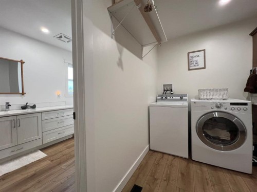 92008 Range Road 195, Rural Lethbridge County, AB - Indoor Photo Showing Laundry Room