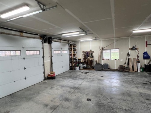 92008 Range Road 195, Rural Lethbridge County, AB - Indoor Photo Showing Garage