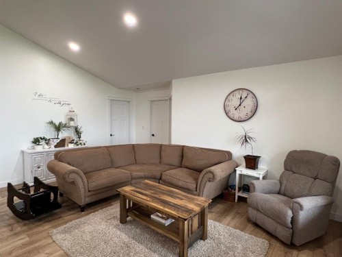 92008 Range Road 195, Rural Lethbridge County, AB - Indoor Photo Showing Living Room