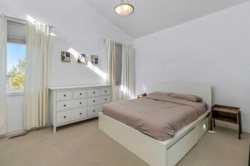 609 Sunridge Crescent West, Lethbridge, AB - Indoor Photo Showing Bedroom