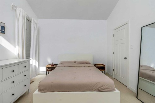 609 Sunridge Crescent West, Lethbridge, AB - Indoor Photo Showing Bedroom