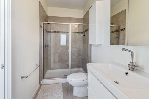 609 Sunridge Crescent West, Lethbridge, AB - Indoor Photo Showing Bathroom