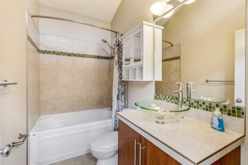 609 Sunridge Crescent West, Lethbridge, AB - Indoor Photo Showing Bathroom