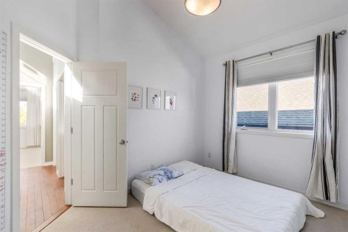 609 Sunridge Crescent West, Lethbridge, AB - Indoor Photo Showing Bedroom