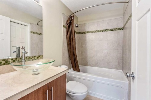 609 Sunridge Crescent West, Lethbridge, AB - Indoor Photo Showing Bathroom