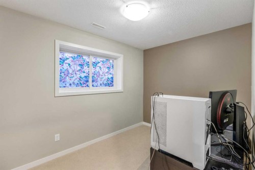 609 Sunridge Crescent West, Lethbridge, AB - Indoor Photo Showing Other Room