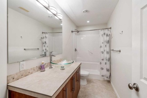 609 Sunridge Crescent West, Lethbridge, AB - Indoor Photo Showing Bathroom