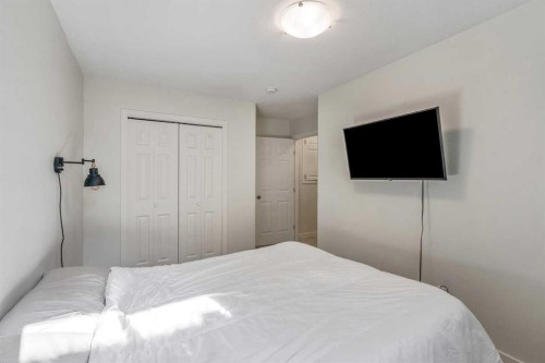 609 Sunridge Crescent West, Lethbridge, AB - Indoor Photo Showing Bedroom