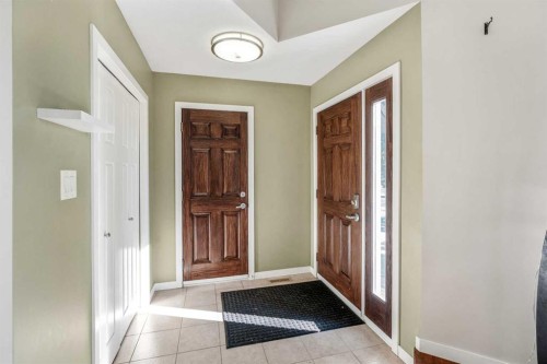 609 Sunridge Crescent West, Lethbridge, AB - Indoor Photo Showing Other Room