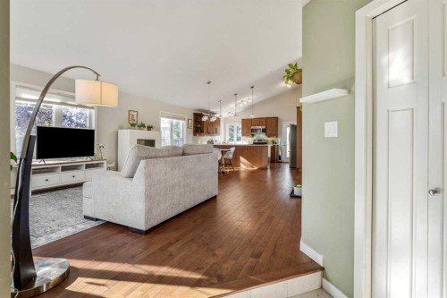 609 Sunridge Crescent West, Lethbridge, AB - Indoor Photo Showing Living Room