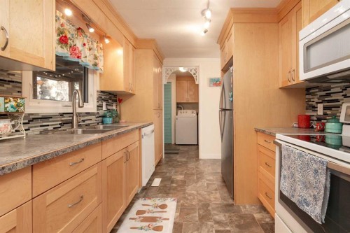 101 6 Avenue Ne, Milk River, AB - Indoor Photo Showing Kitchen With Double Sink