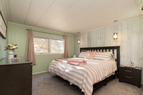 101 6 Avenue Ne, Milk River, AB - Indoor Photo Showing Bedroom