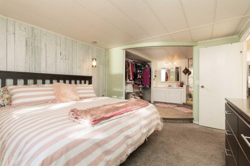 101 6 Avenue Ne, Milk River, AB - Indoor Photo Showing Bedroom