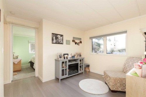 101 6 Avenue Ne, Milk River, AB - Indoor Photo Showing Living Room