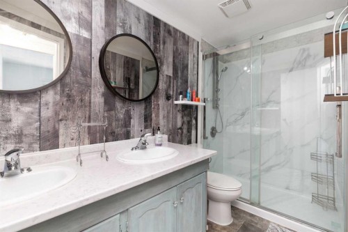 101 6 Avenue Ne, Milk River, AB - Indoor Photo Showing Bathroom