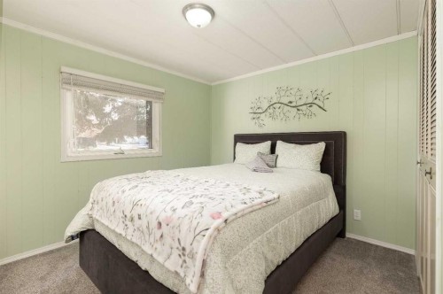 101 6 Avenue Ne, Milk River, AB - Indoor Photo Showing Bedroom