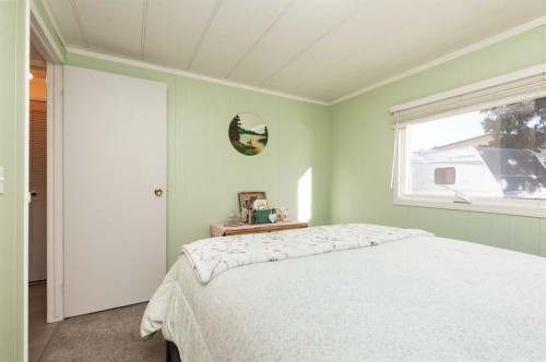 101 6 Avenue Ne, Milk River, AB - Indoor Photo Showing Bedroom