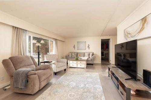101 6 Avenue Ne, Milk River, AB - Indoor Photo Showing Living Room