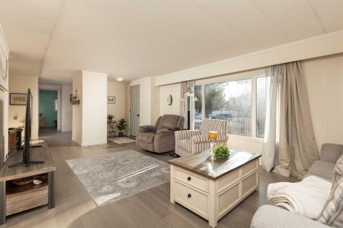 101 6 Avenue Ne, Milk River, AB - Indoor Photo Showing Living Room