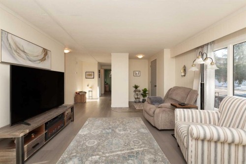 101 6 Avenue Ne, Milk River, AB - Indoor Photo Showing Living Room