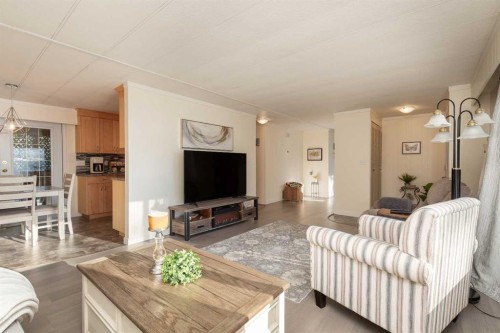 101 6 Avenue Ne, Milk River, AB - Indoor Photo Showing Living Room