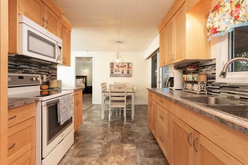 101 6 Avenue Ne, Milk River, AB - Indoor Photo Showing Kitchen With Double Sink
