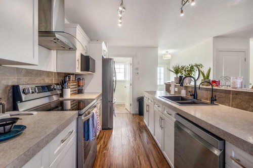 843 Silkstone Close West, Lethbridge, AB - Indoor Photo Showing Kitchen With Double Sink With Upgraded Kitchen