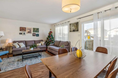 843 Silkstone Close West, Lethbridge, AB - Indoor Photo Showing Living Room