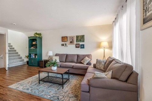 843 Silkstone Close West, Lethbridge, AB - Indoor Photo Showing Living Room