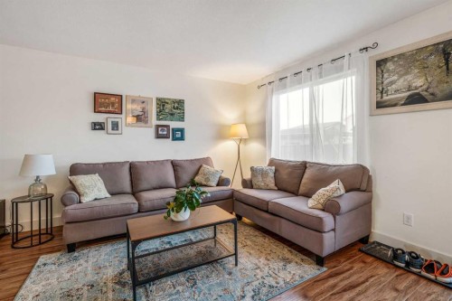 843 Silkstone Close West, Lethbridge, AB - Indoor Photo Showing Living Room