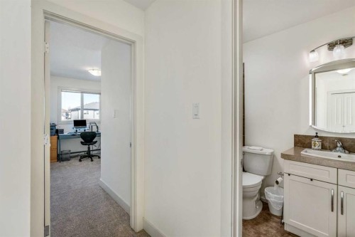 843 Silkstone Close West, Lethbridge, AB - Indoor Photo Showing Bathroom