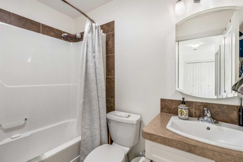 843 Silkstone Close West, Lethbridge, AB - Indoor Photo Showing Bathroom