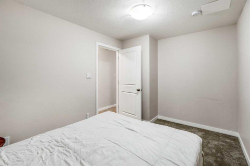 843 Silkstone Close West, Lethbridge, AB - Indoor Photo Showing Bedroom