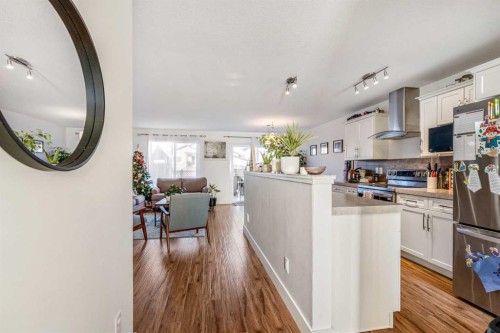 843 Silkstone Close West, Lethbridge, AB - Indoor Photo Showing Kitchen