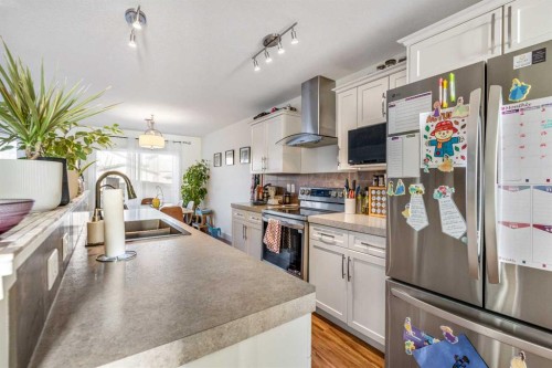 843 Silkstone Close West, Lethbridge, AB - Indoor Photo Showing Kitchen With Double Sink With Upgraded Kitchen