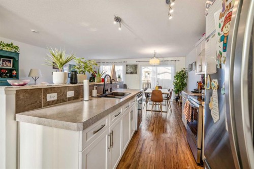 843 Silkstone Close West, Lethbridge, AB - Indoor Photo Showing Kitchen With Double Sink With Upgraded Kitchen